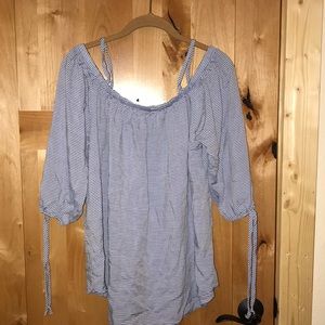 Cute off the shoulder shirt never been worn
